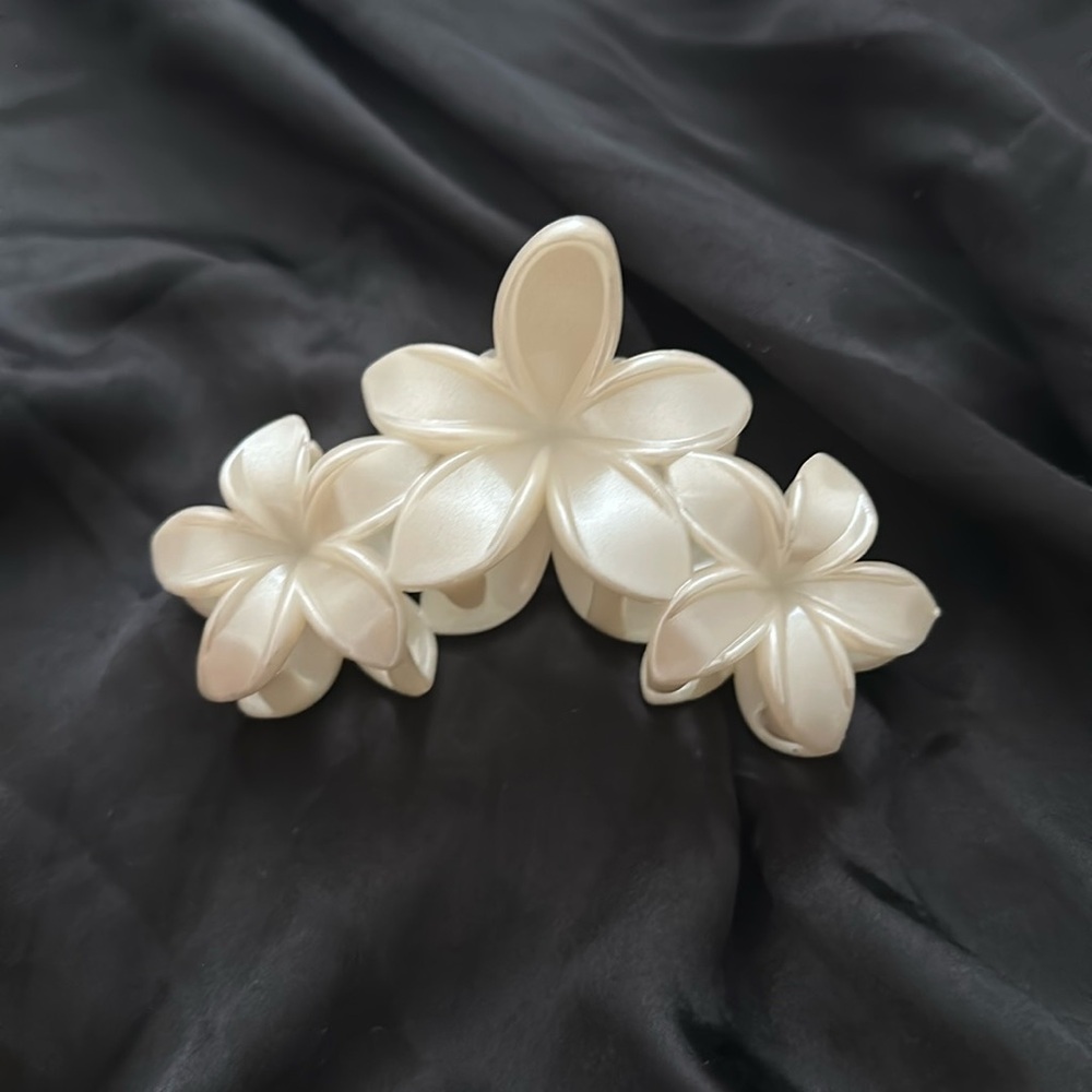Pearly white hair clip